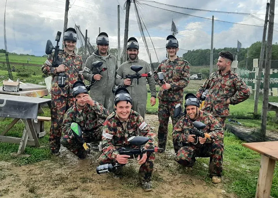 Grupa dzieci paintball urodziny